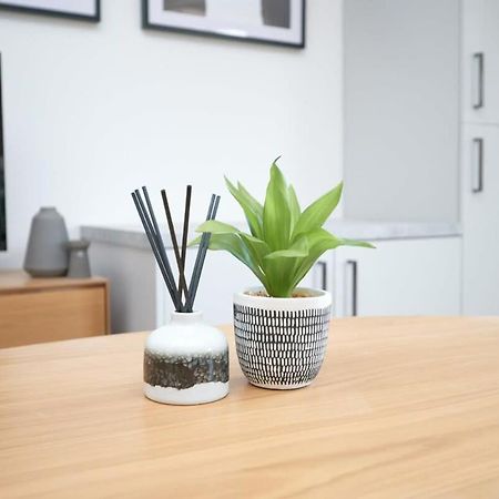 A Stylish Apartment With Parking In Preston Престон Экстерьер фото