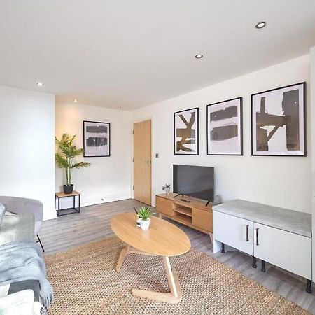 A Stylish Apartment With Parking In Preston Престон Экстерьер фото