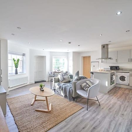 A Stylish Apartment With Parking In Preston Престон Экстерьер фото