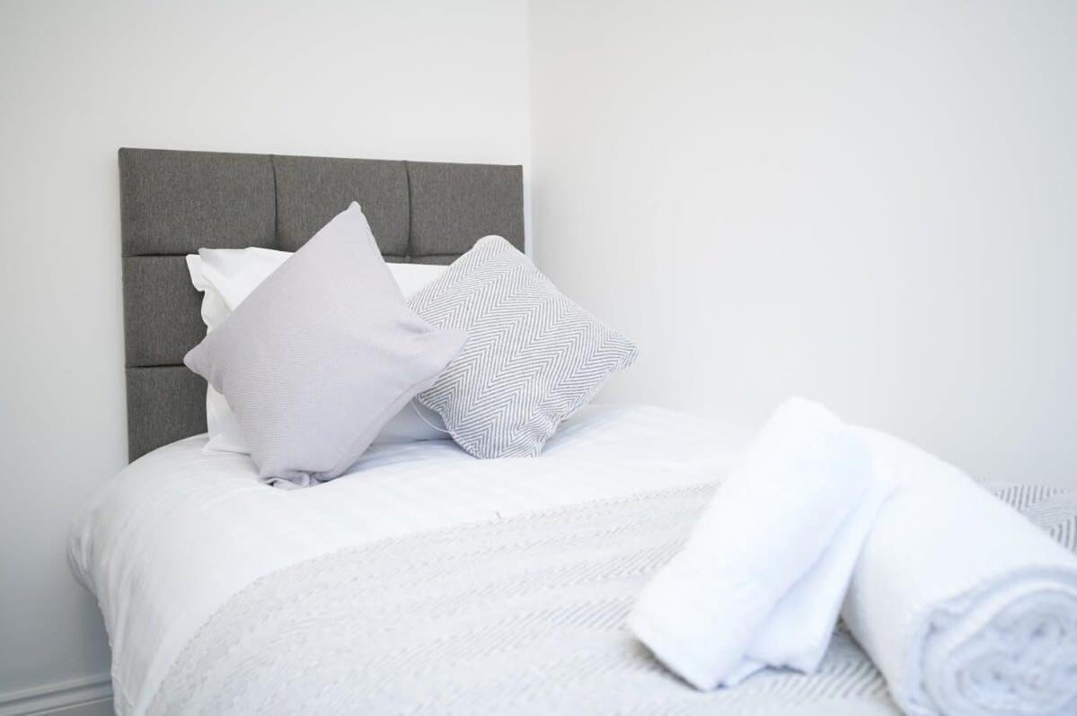 A Stylish Apartment With Parking In Preston Престон Экстерьер фото
