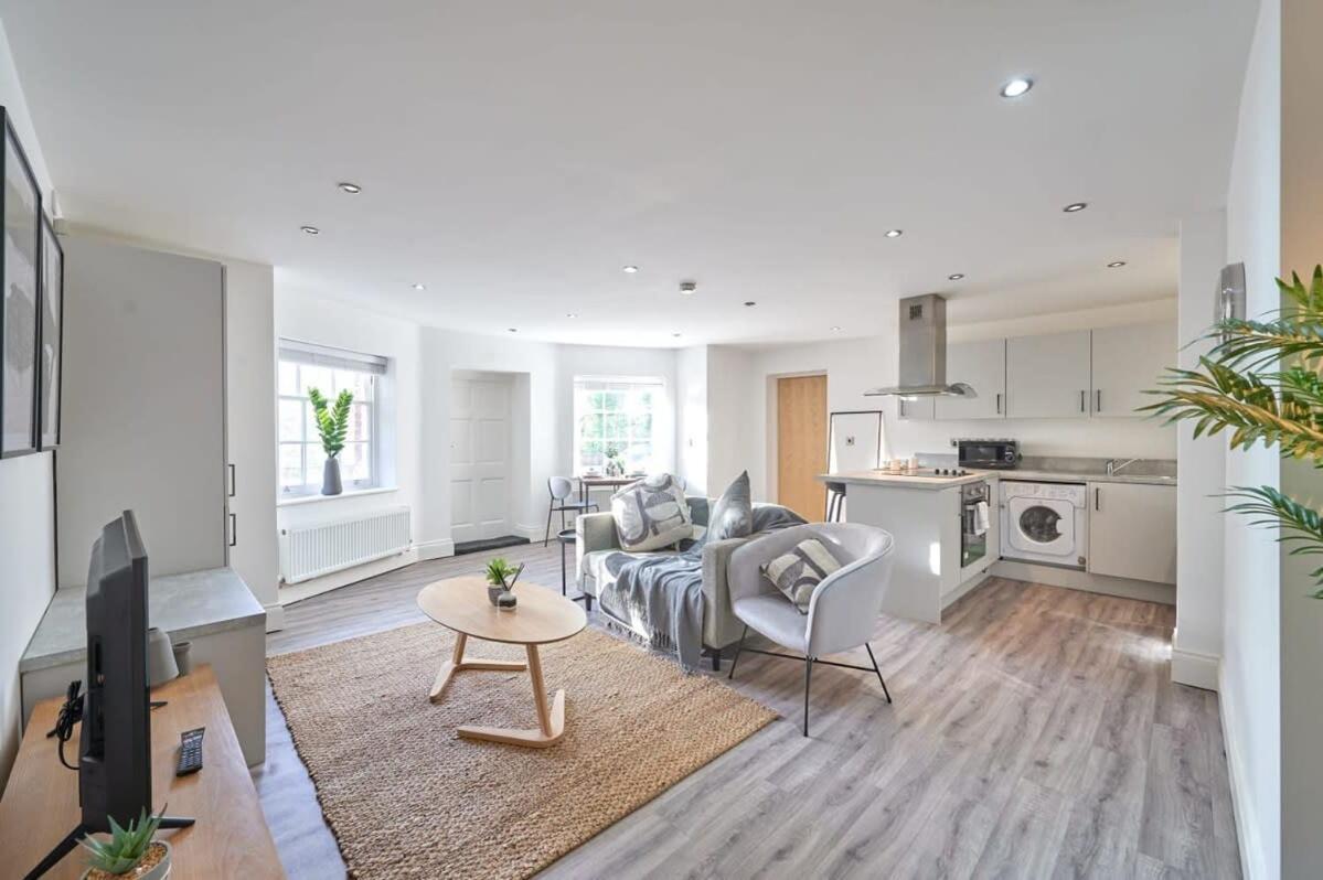 A Stylish Apartment With Parking In Preston Престон Экстерьер фото