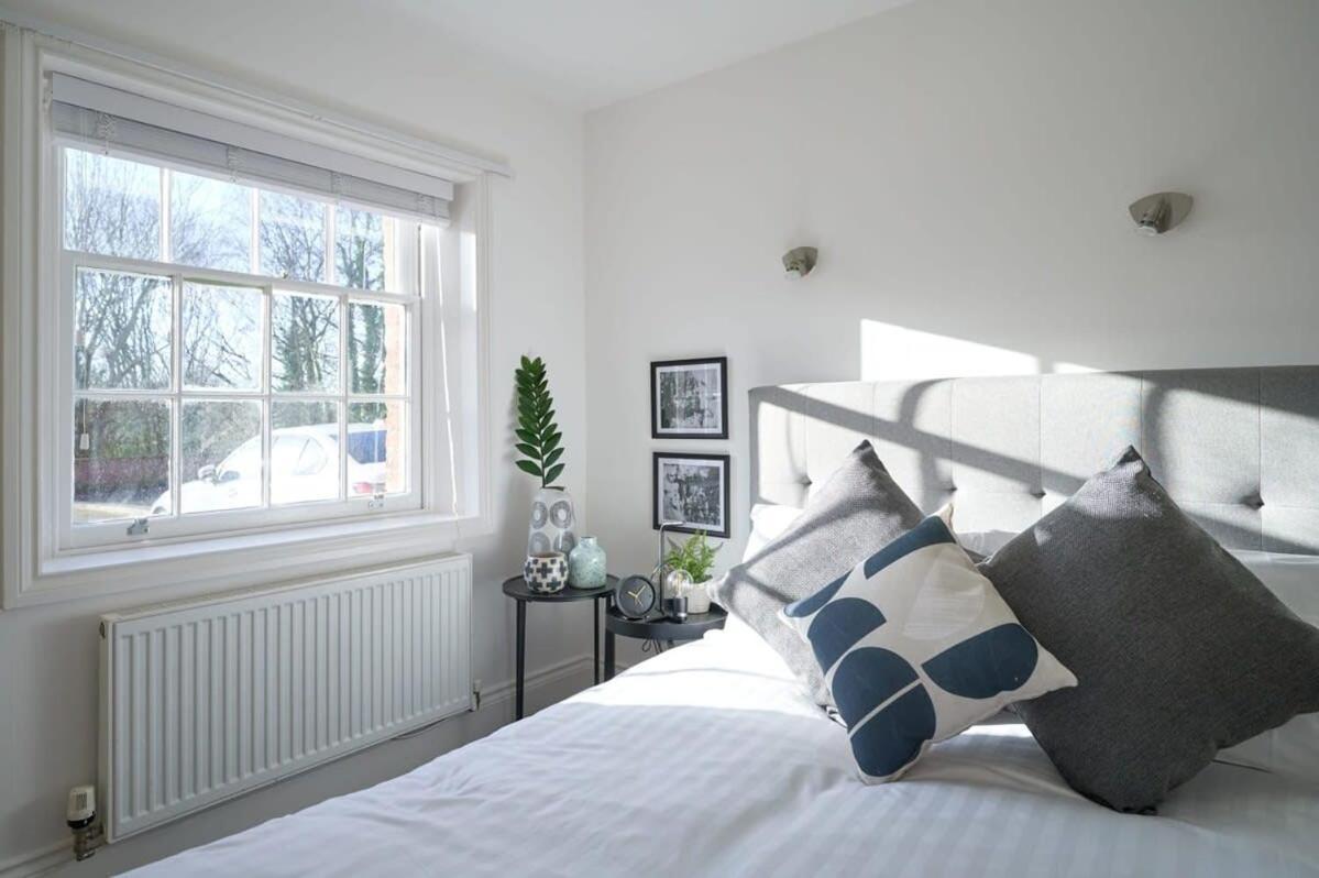 A Stylish Apartment With Parking In Preston Престон Экстерьер фото