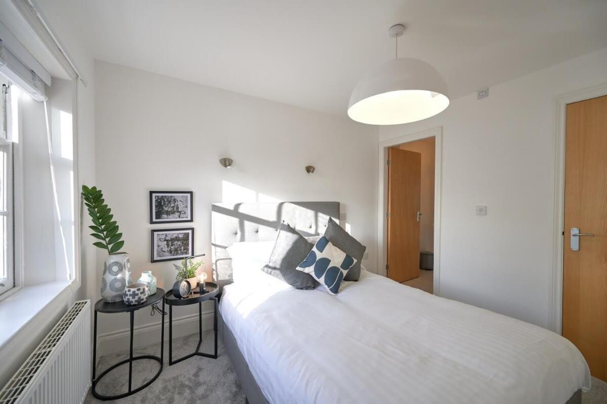 A Stylish Apartment With Parking In Preston Престон Экстерьер фото