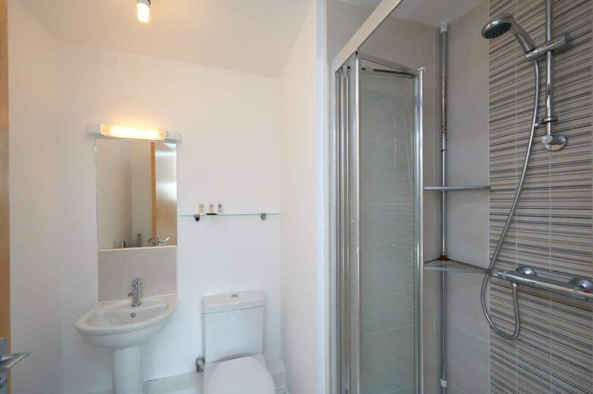 A Stylish Apartment With Parking In Preston Престон Экстерьер фото