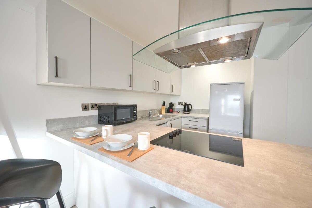 A Stylish Apartment With Parking In Preston Престон Экстерьер фото