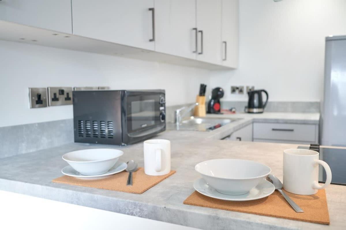 A Stylish Apartment With Parking In Preston Престон Экстерьер фото