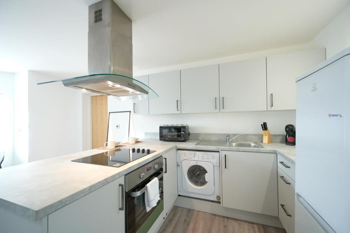 A Stylish Apartment With Parking In Preston Престон Экстерьер фото
